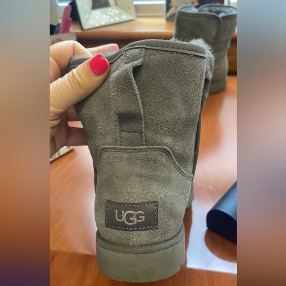 Hardly Worn! Perfect condition Grey UGG Mini Boots - Picture 2 of 3